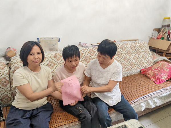霞光社区精准送达社会救助“幸福清单”