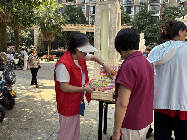 粽叶飘香邻里和 反诈防火守安康——曙光社区开展端午节主题活动