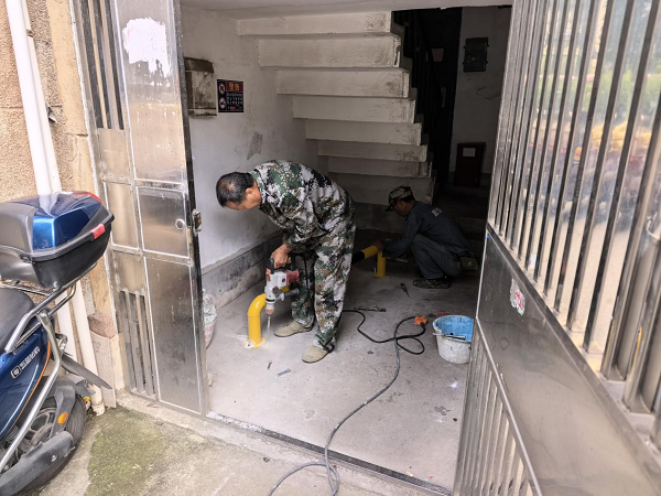 曙光社区：安装隔离桩 守护“生命通道”