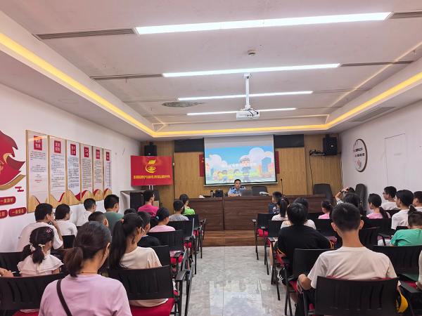 曙光社区开展“快乐过暑假，安全不放假”青少年交通安全宣讲活动
