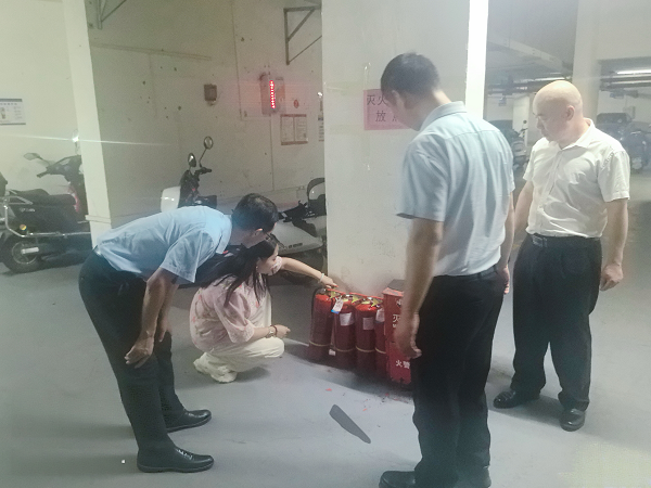 湖湘社区开展消防安全夜查行动