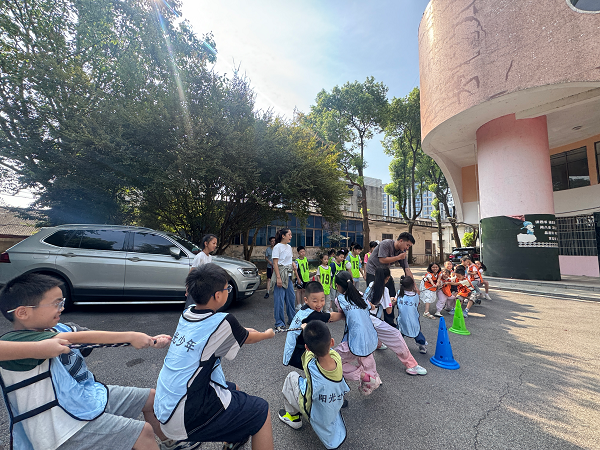 大桥社区党群服务中心开展“阳光少年·活力成长”趣味拔河主题活动