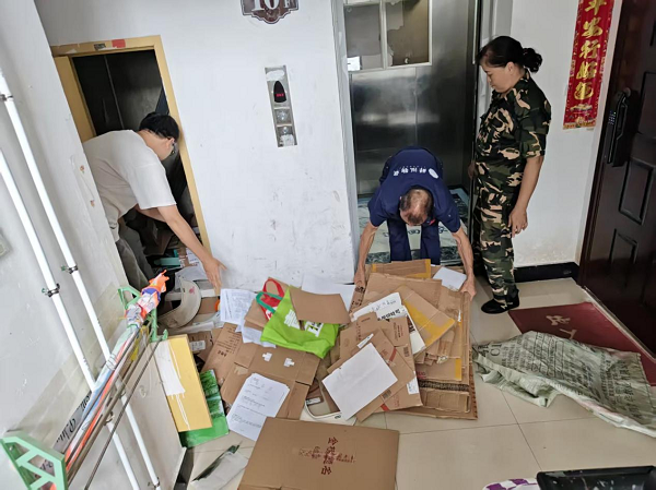 曙光社区开展高层住宅小区楼道堆物集中清理整治行动