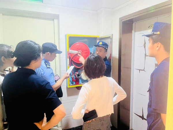 建设路社区联合多方力量开展消防安全夜查行动