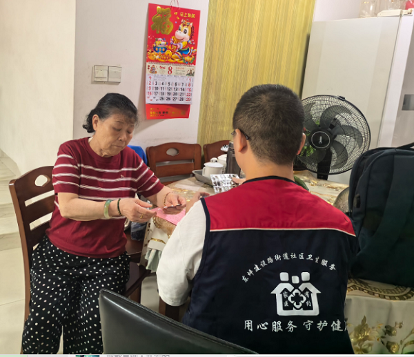 湖湘社区党群服务中心联合家庭医生团队开展重点人群入户随访服务