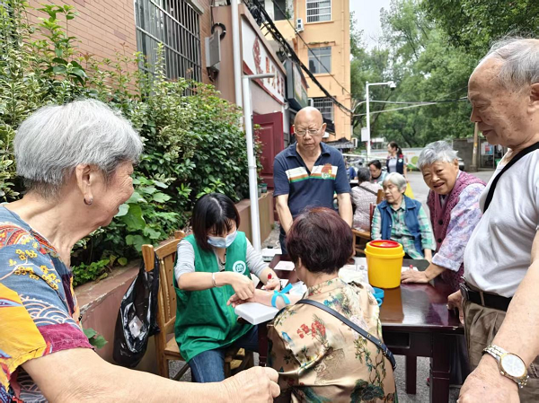 曙光社区开展老年人免费健康体检便民服务