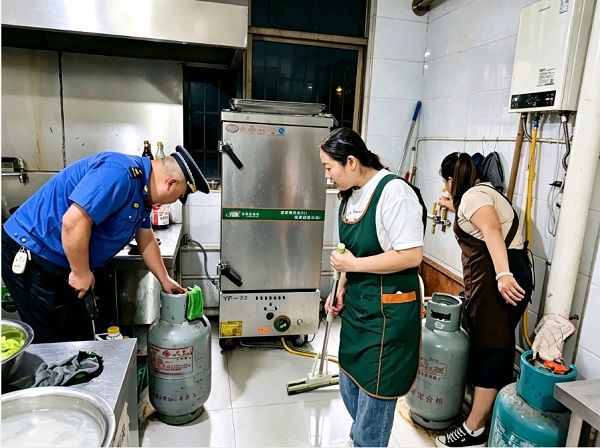 建设路社区开展燃气安全夜查行动