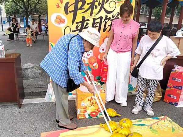 大桥社区开展“七彩益桥·喜迎中秋”慈善游园会活动