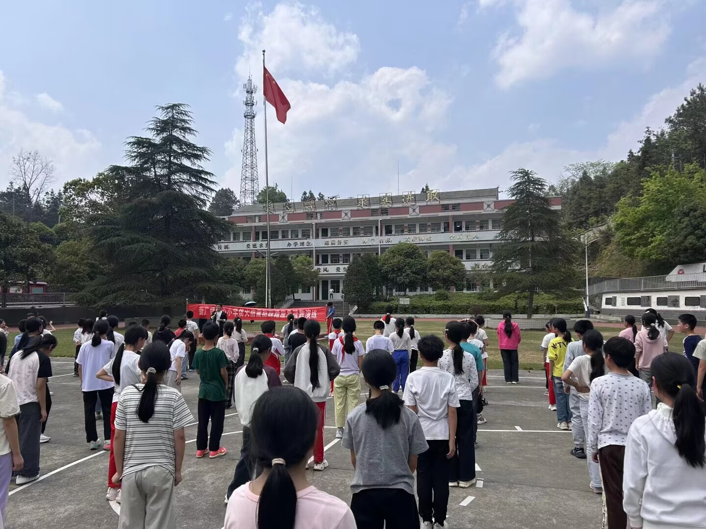 靖州：多所学校开展应急疏散演练 筑牢校园安全防线