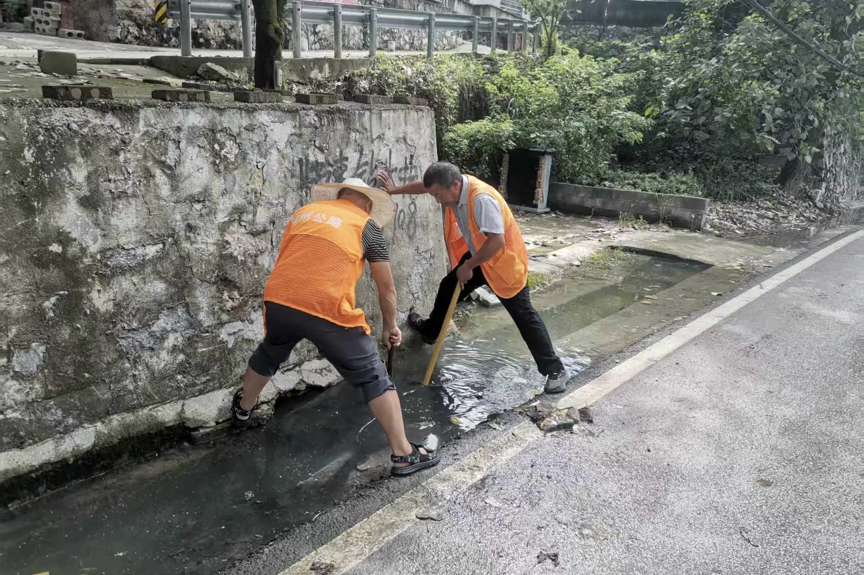 靖州公路建設(shè)養(yǎng)護(hù)中心：緊急清淤保暢通