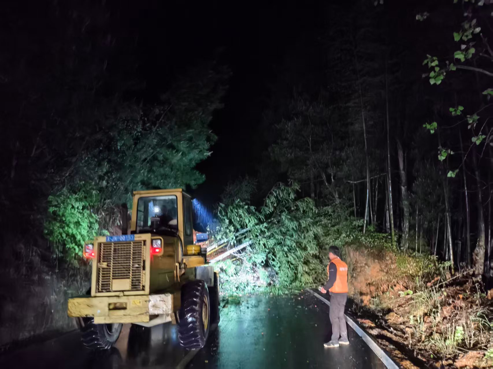县公路建设养护中心:雨夜山体塌方阻断交通 连夜抢险保畅通