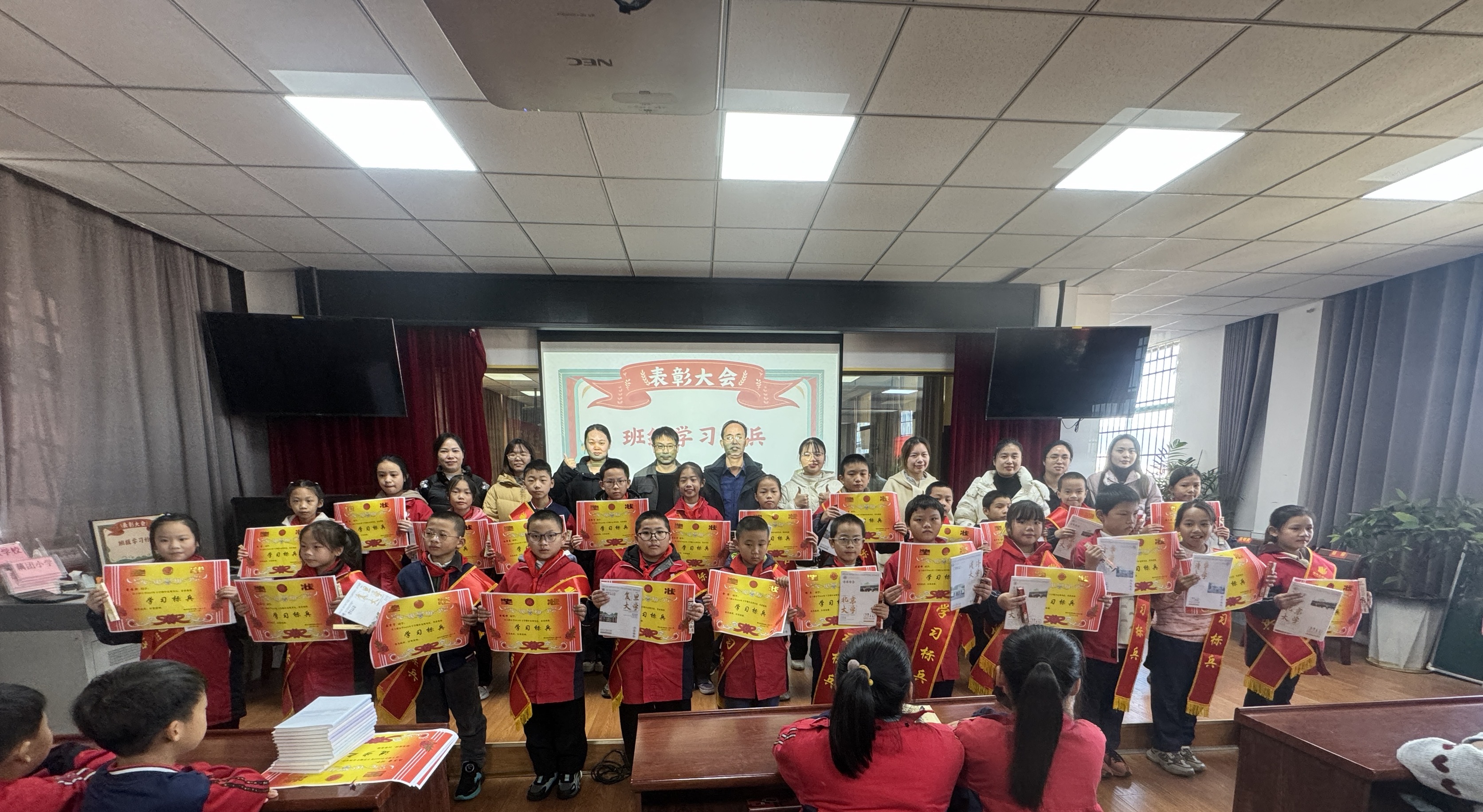 土桥小学：举行表彰大会 榜样引领奋进路