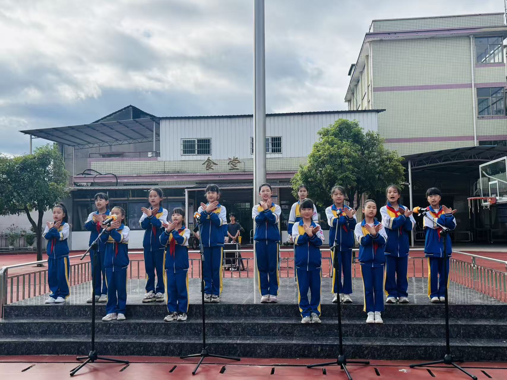 飞山小学：文明礼仪伴我行 平安校园共守护