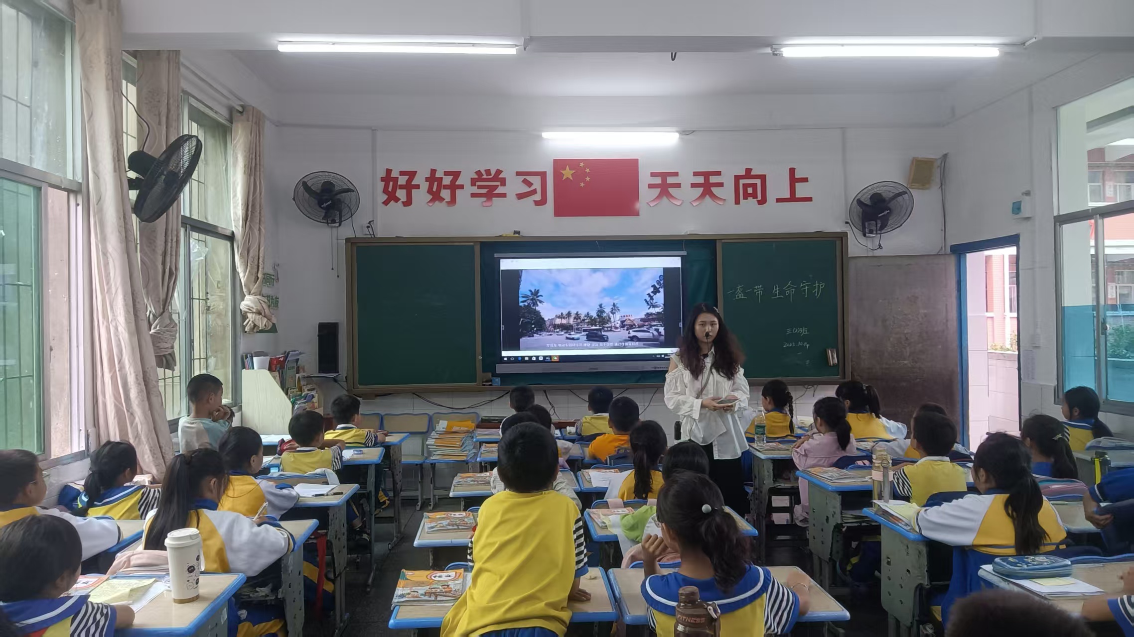 飞山小学：开展“一盔一带 安全常在”主题班会活动