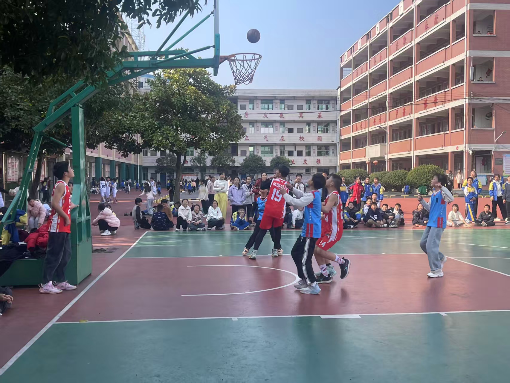 飞山小学：党建引领促活力 篮球赛场展风采