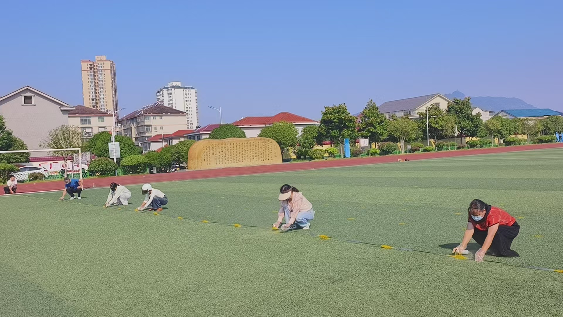 乐群小学：党员周末义务打点 护航学生阳光跑操