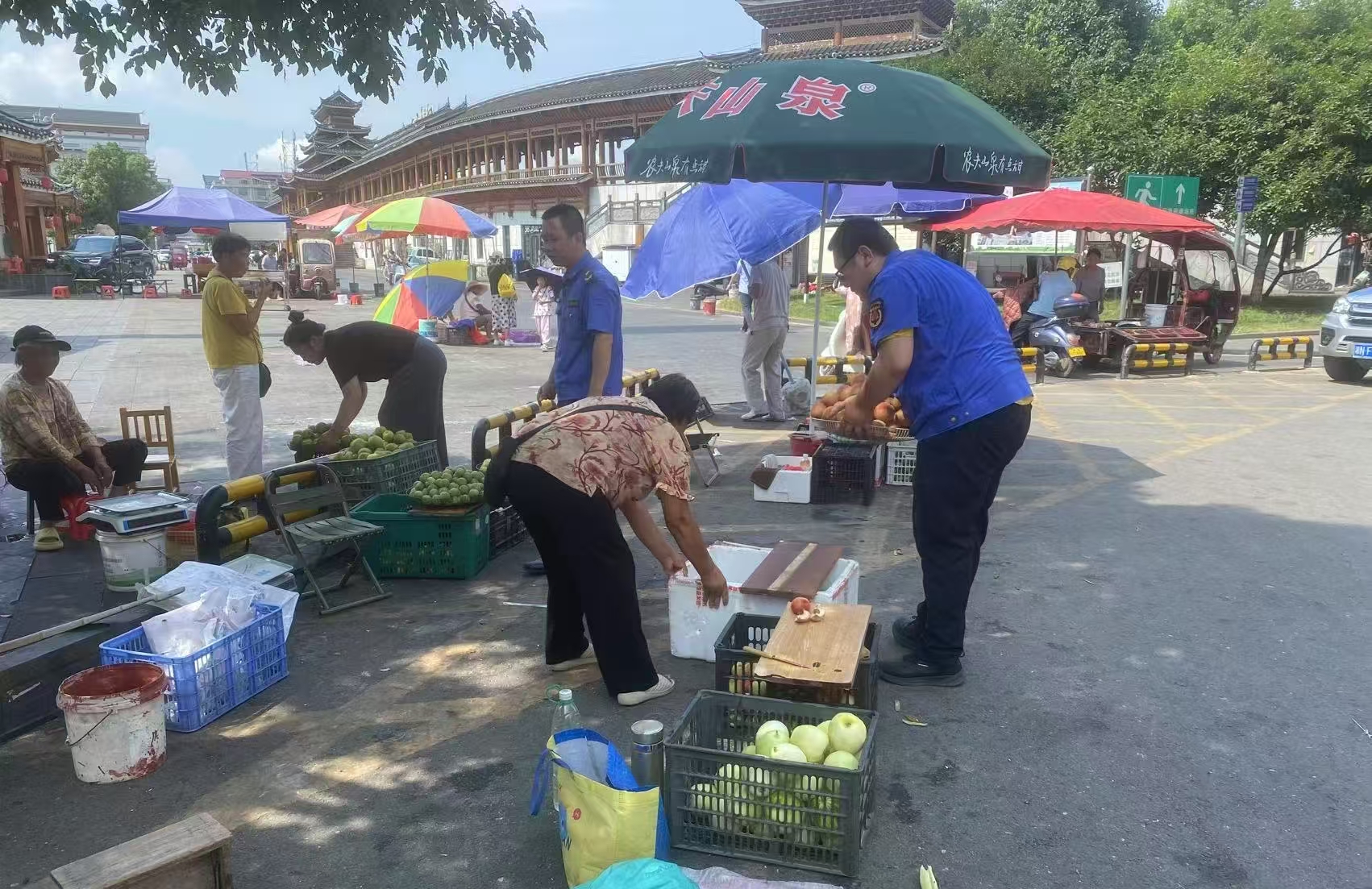 高溫“烤”驗下的堅守 城管隊員用汗水守護城市整潔