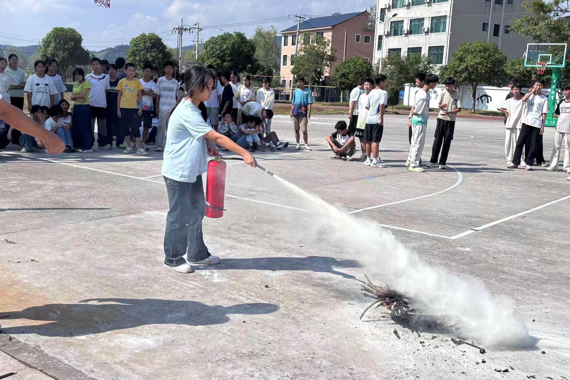 藕团乡中学：开展消防演练 筑牢安全防线
