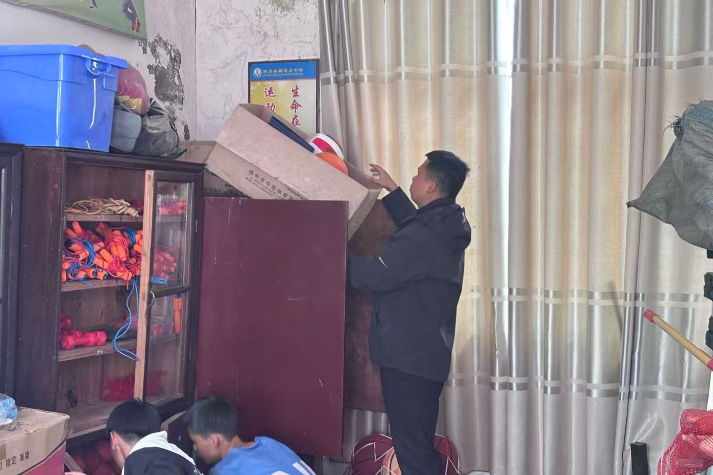 藕团乡中学：党员带头做表率 师生携手净校园