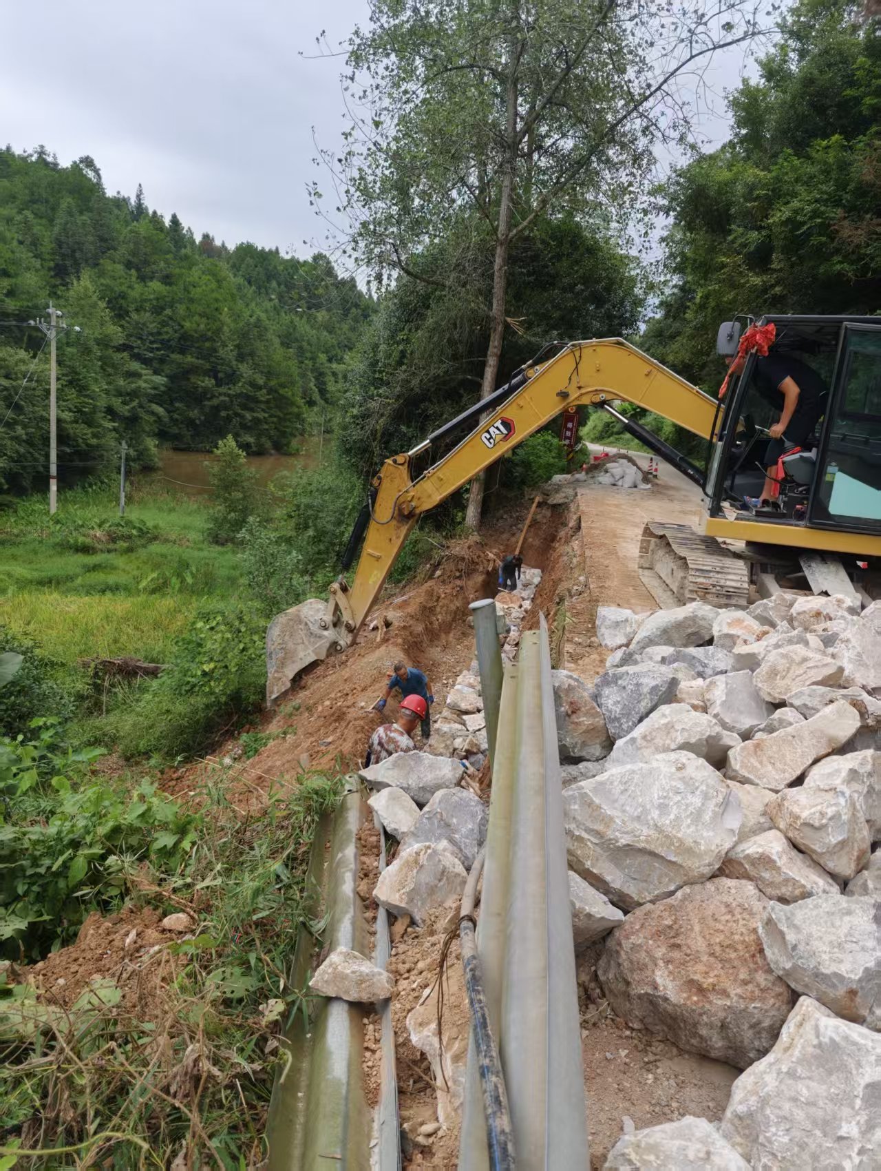 新厂镇：整治道路安全隐患 筑牢群众出行平安防线