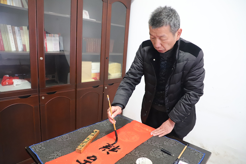 翰墨传检韵，挥毫送祝福！汨罗市检察院开展“迎新春 写春联”活动