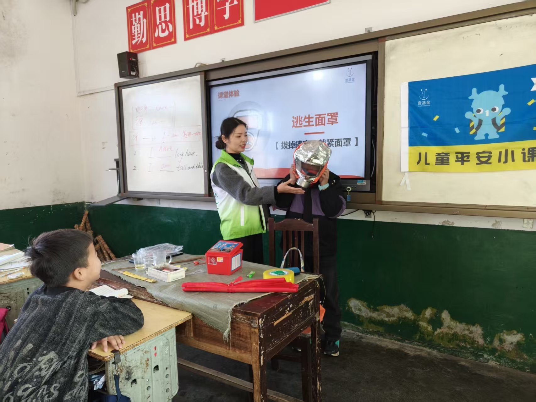 南湖洲镇：小学生变身“安全小卫士”