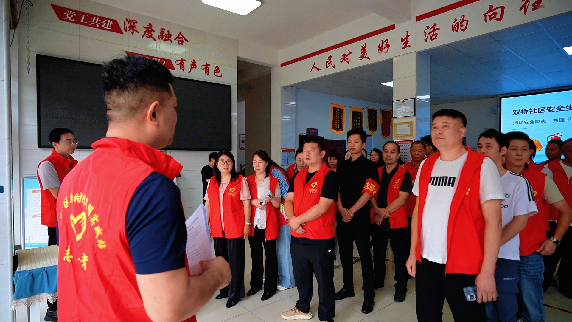 文星街道：党员带头查隐患 筑牢消防安全“防护网”