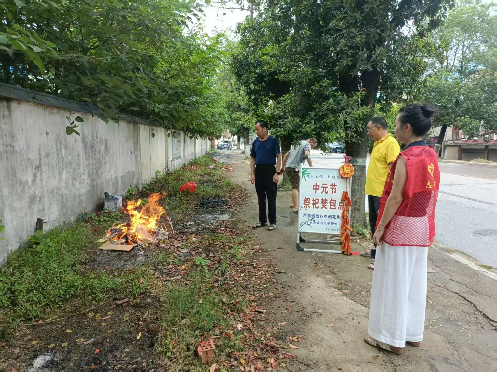 文星街道乌龙社区：党员入户宣倡议 文明新风过中元