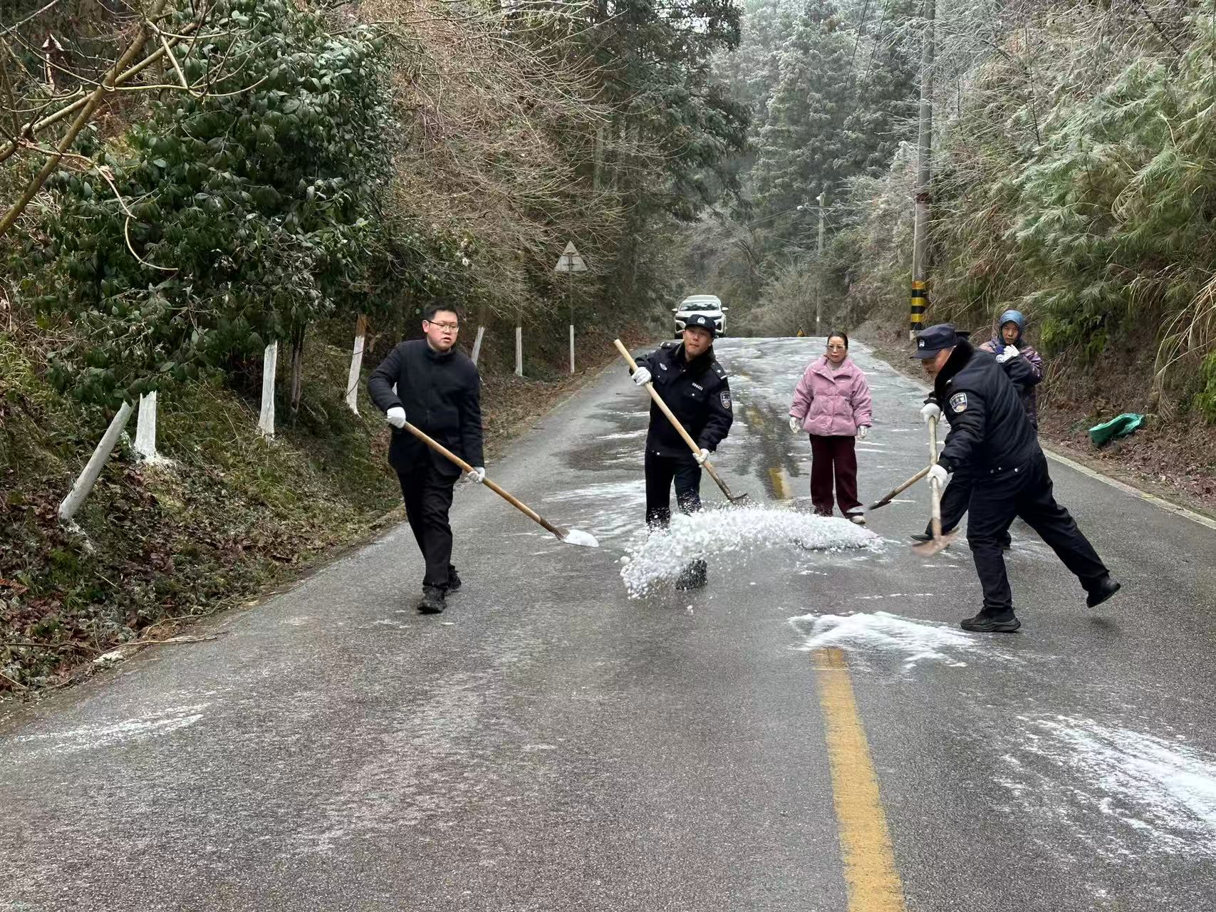 【安全守底行动】三锹乡：干群同心战寒潮 除冰送暖保民安