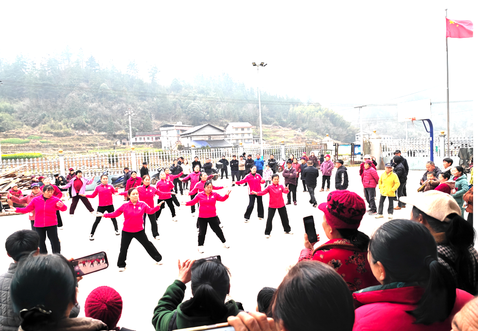 竹叶坪乡中坪村：200余名妇女共同欢庆“三八”国际妇女节