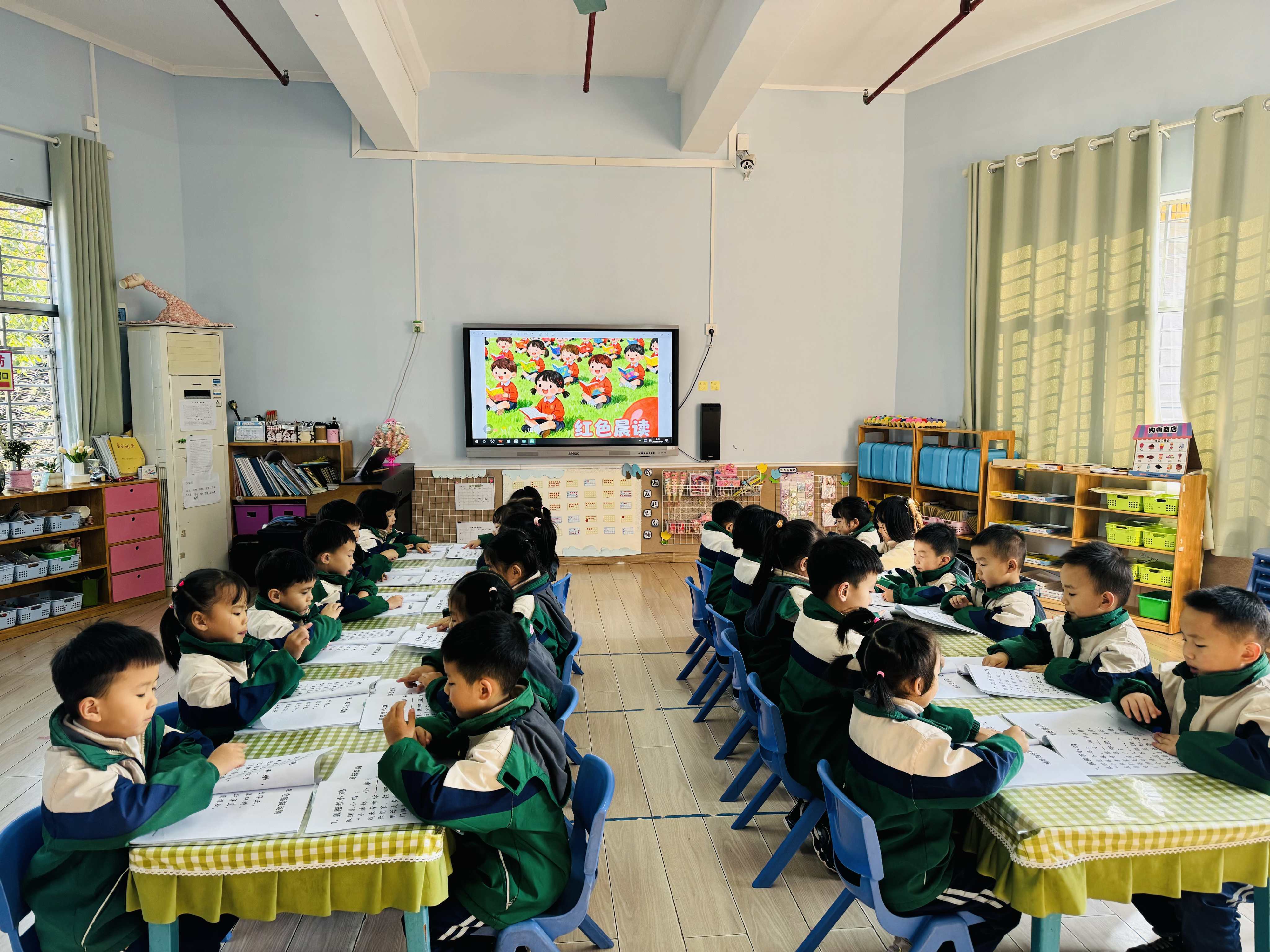 【强国复兴有我】县幼儿园：萌娃晨读诵红韵 红色基因润童心