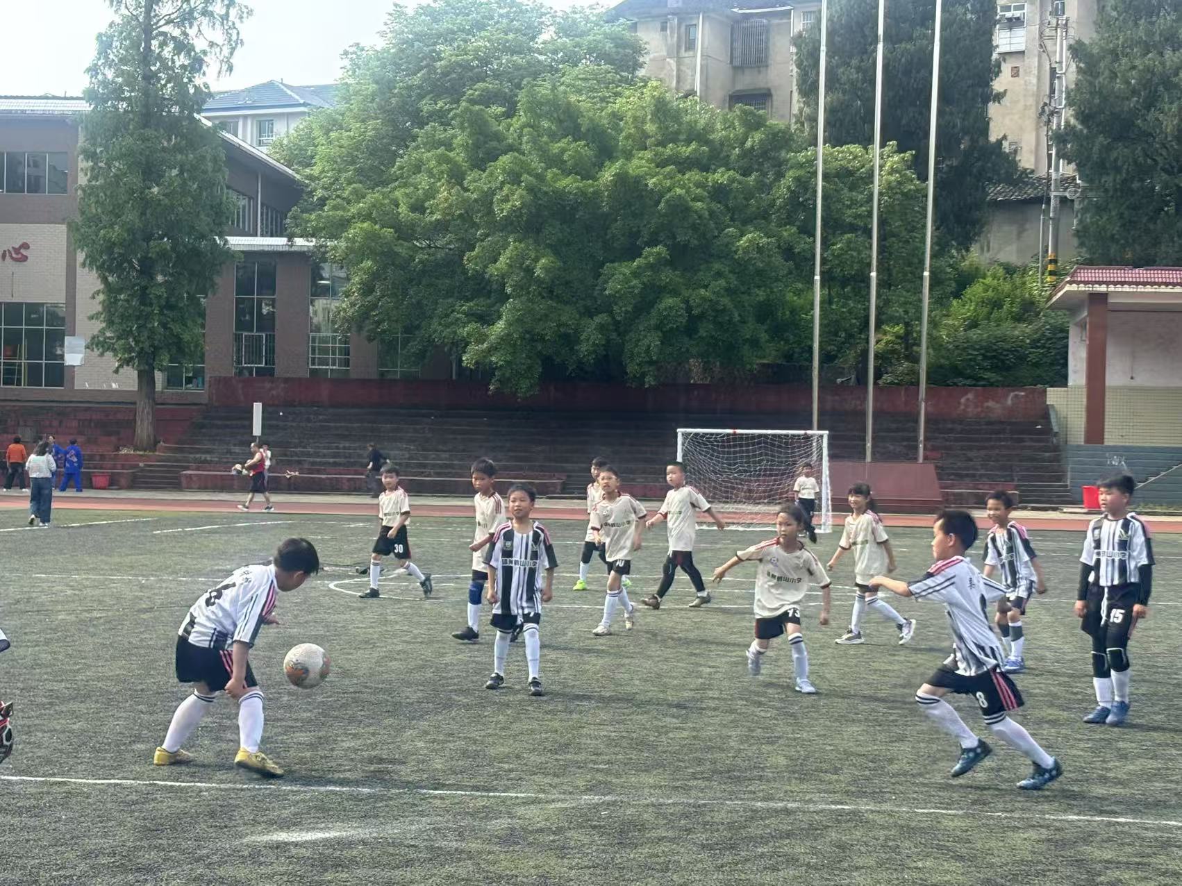 鹤山小学：第二届校园足球赛火热开赛