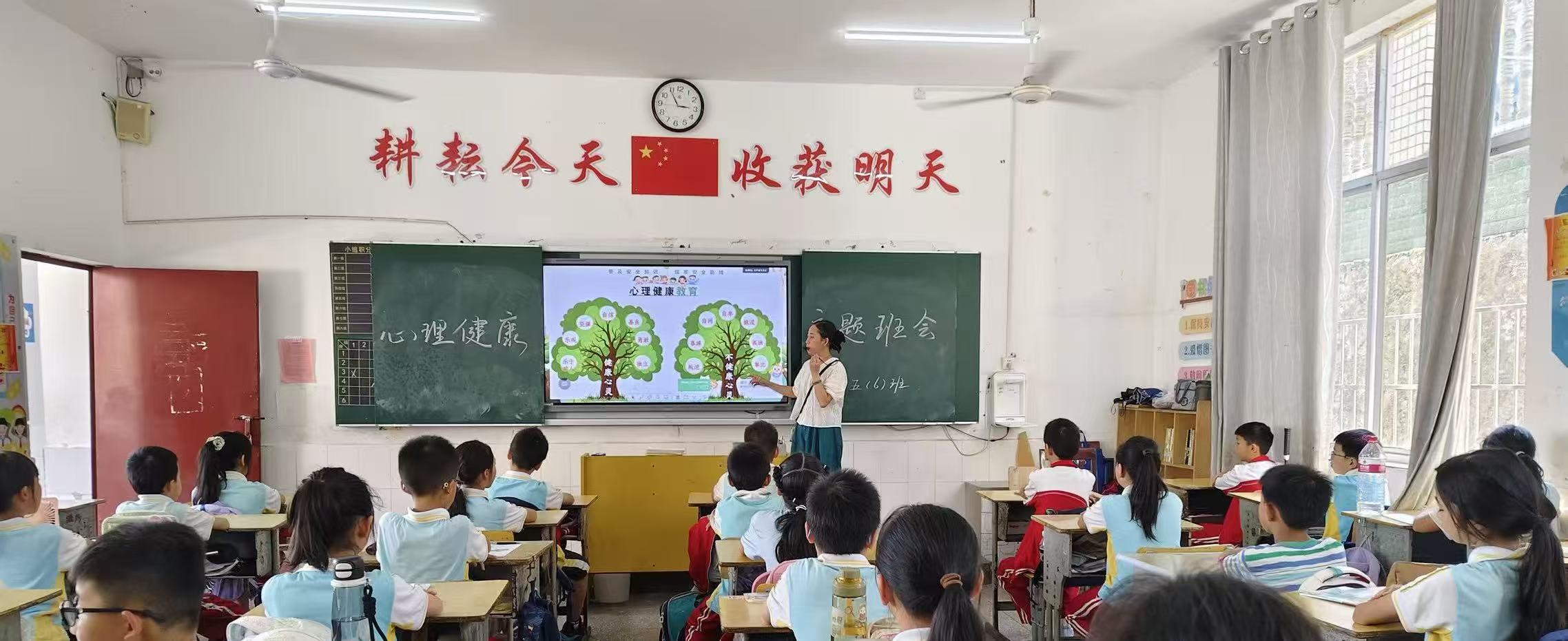 鹤山小学：阳光润心 快乐成长