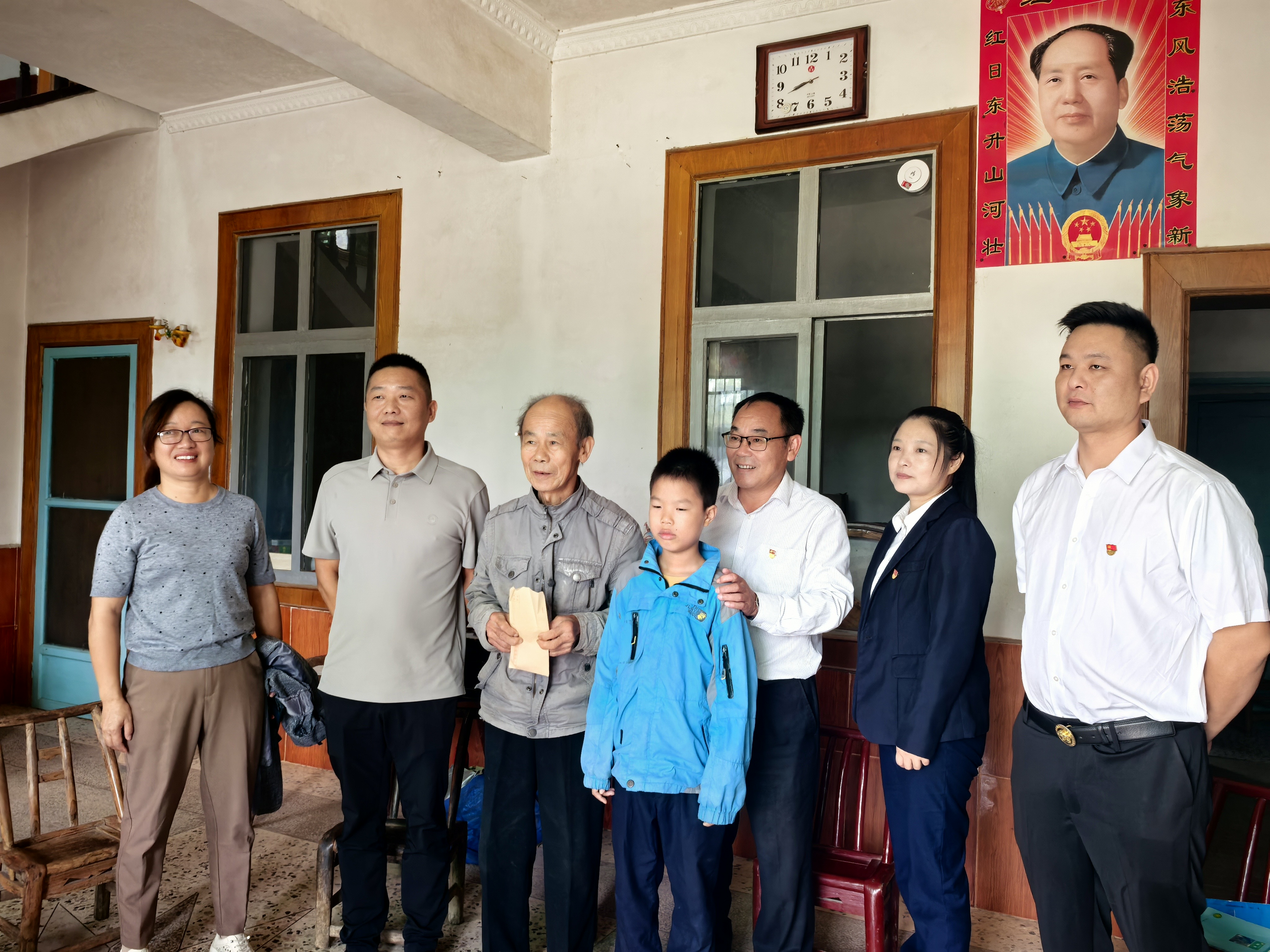 大众建筑党支部赴明月小学开展爱心助学
