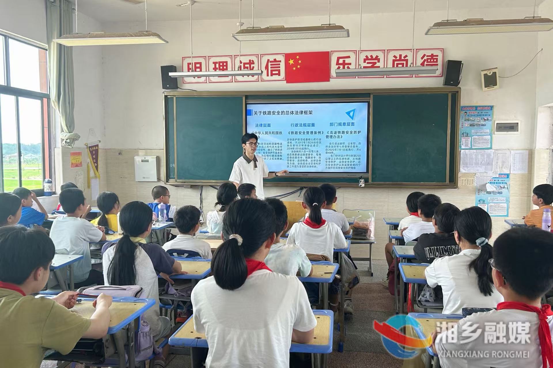 [潭市镇]知路爱路护路入童心 学法懂法守法伴我行
