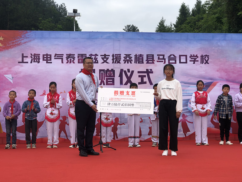 马合口学校：情暖童心  快乐“六一”