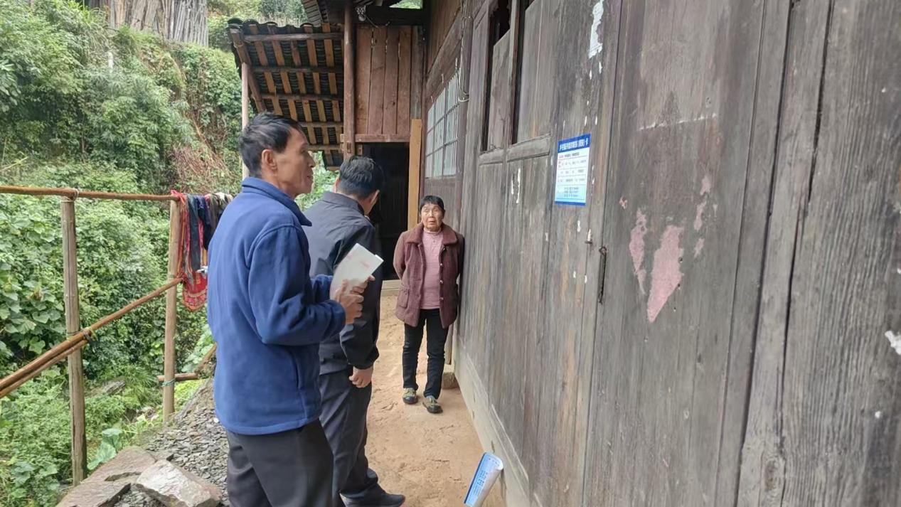 坪坝镇：人大代表“上门送安全”  为民办事暖人心