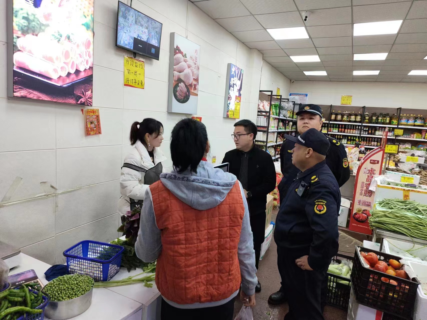 岳塘城管综合执法大队对锦湘农贸市场及周边环境专项整治