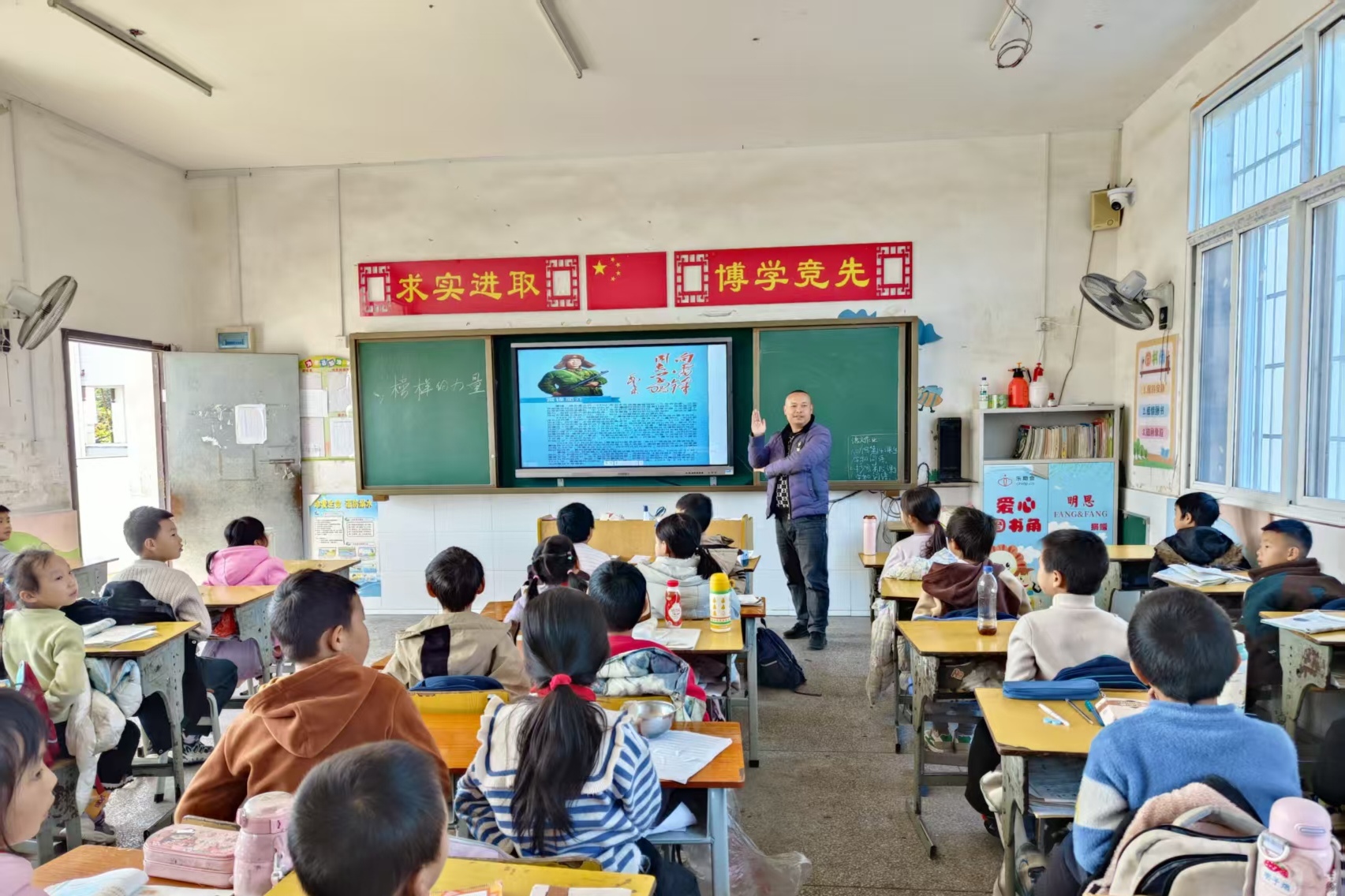 太阳坪中心小学：党员先锋进课堂 思想引领育新人