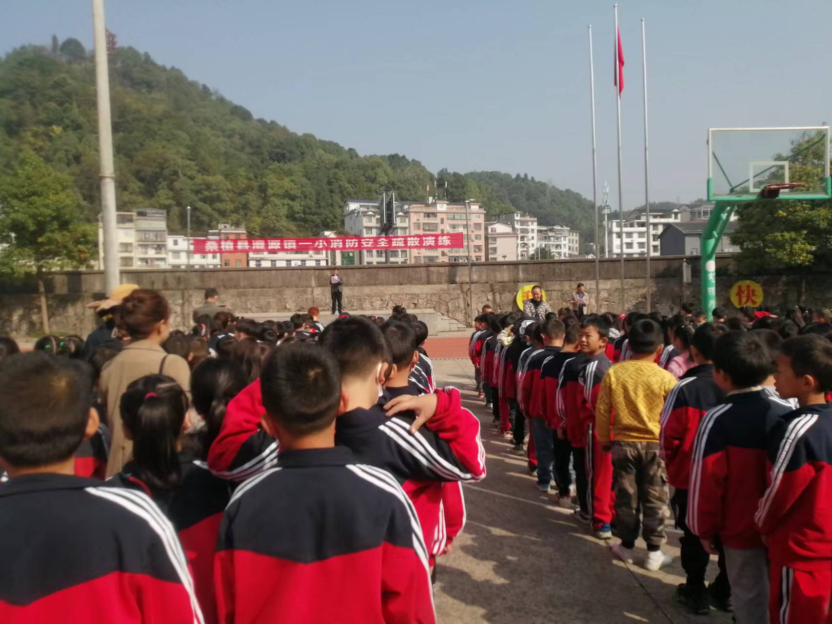 澧源镇第一小学开展消防安全疏散演练