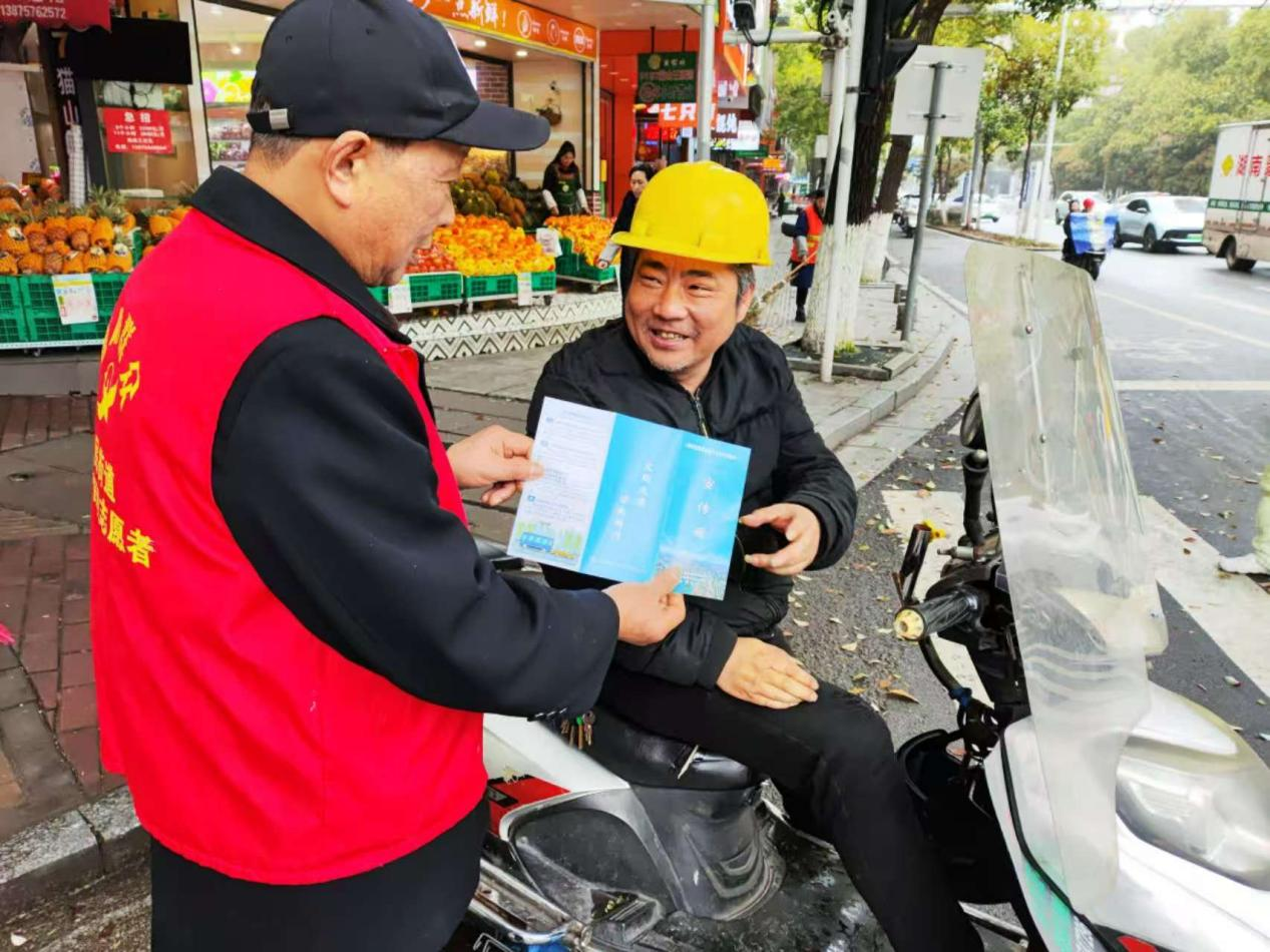 把“开心出门”的提醒做细 让“平安回家”的踏实可见——人民街道蒸阳社区交通安全在行动