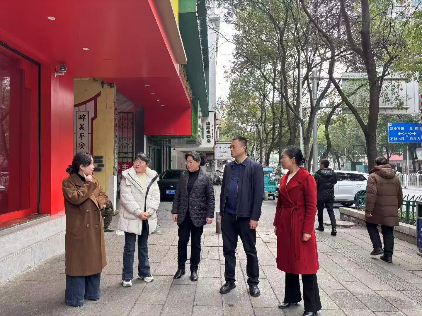 人民街道人大代表进企调研：摸实情、送服务、破难题
