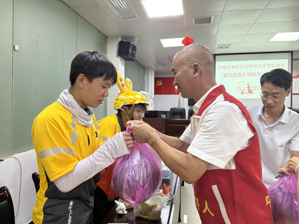 人民街道湘北社区爱心驿站：炎炎夏日送清凉，致敬最美劳动者