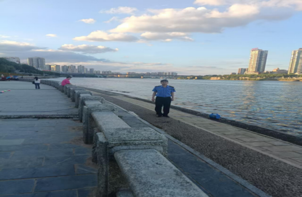 湘江岸边劝离野泳者！人民街道城管中队筑牢夏日防溺水安全线