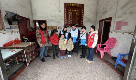 犁头瑶族乡团委联合县义工协会开展走访慰问活动