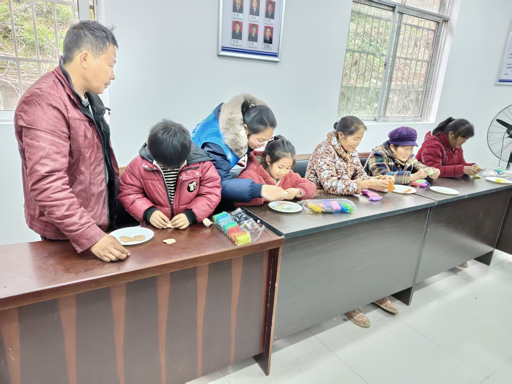 中方县花桥镇民政社工站开展冬至送温暖活动