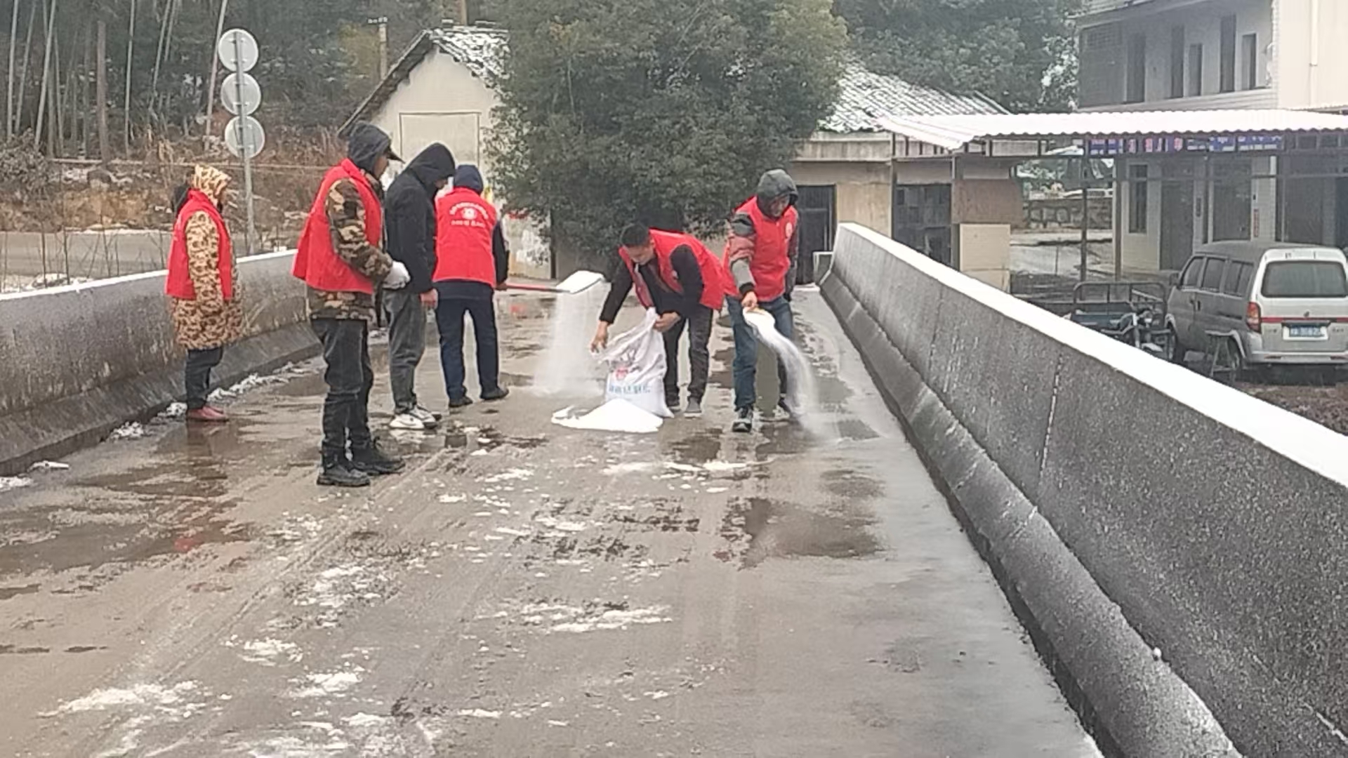 以“红色温暖”御寒潮，神鼎山镇全力保障民生安全