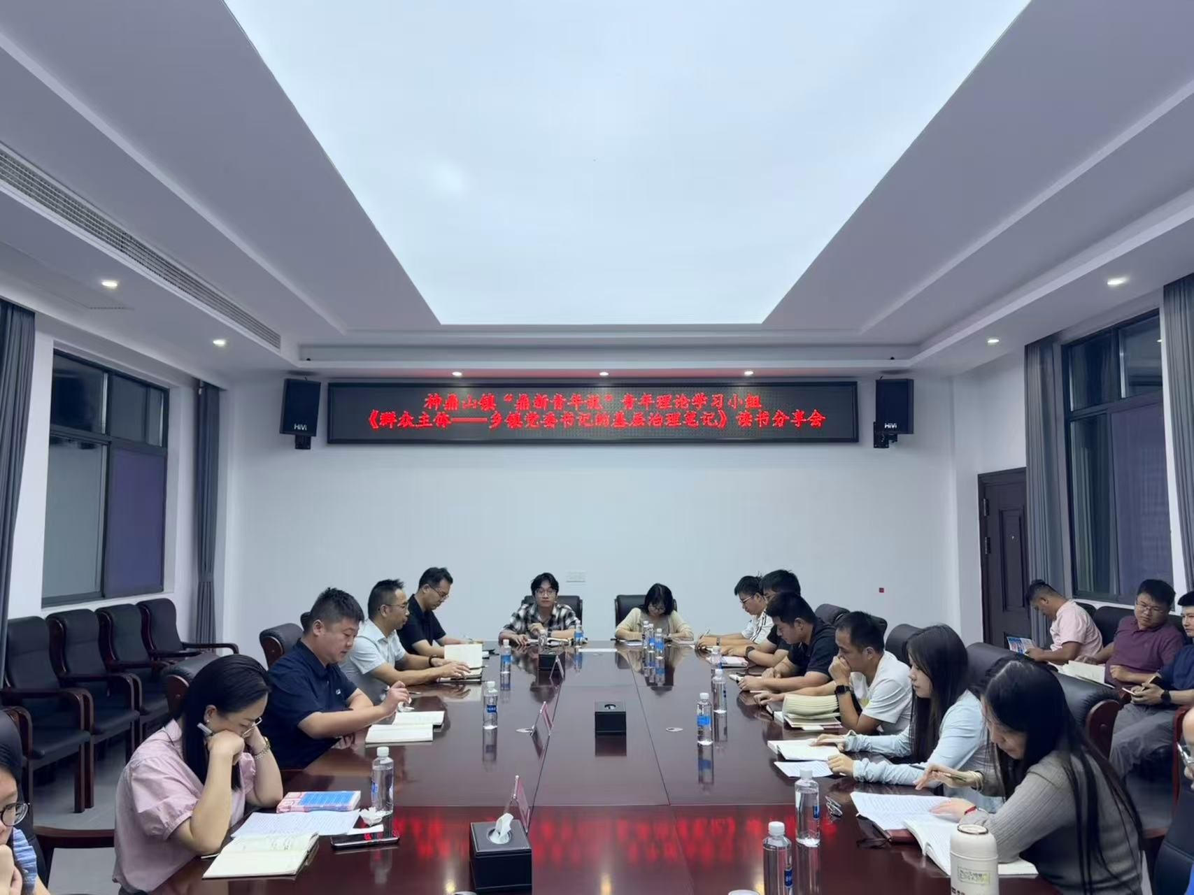 从会议室到田间地头，神鼎山镇“鼎新青年说”把读书会开到群众身边