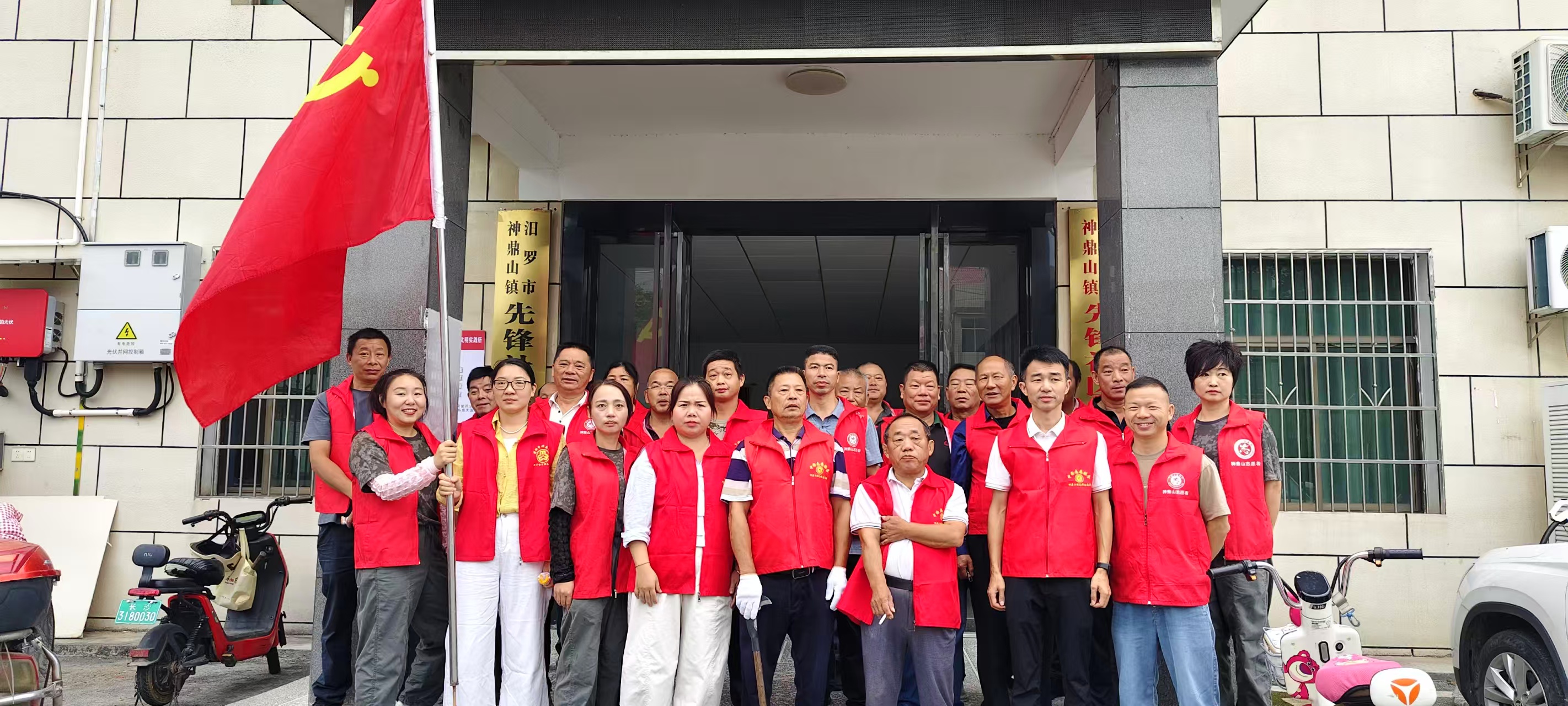 神鼎山镇先锋社区：党群齐心除杂草，畅通群众出行路
