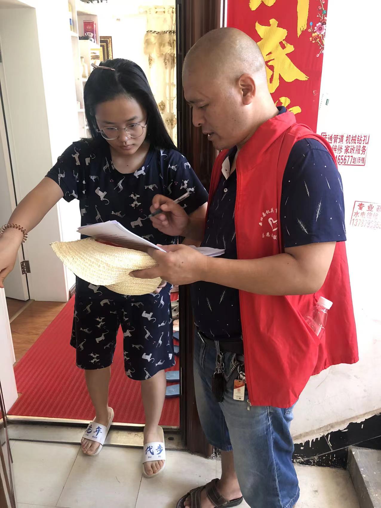 桑植县机关事务服务中心开展省级文明城市创建入户宣传活动